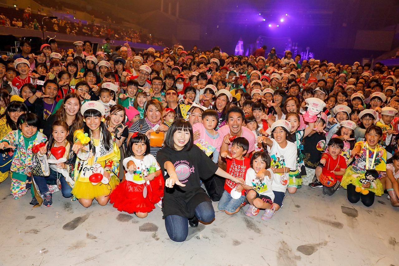 人気画像7位は「ももいろクローバーZ『子供祭り』で親子ファン大興奮」より、佐々木彩夏と「子供祭り」参加者たち。（Photo by HAJIME KAMIIISAKA）