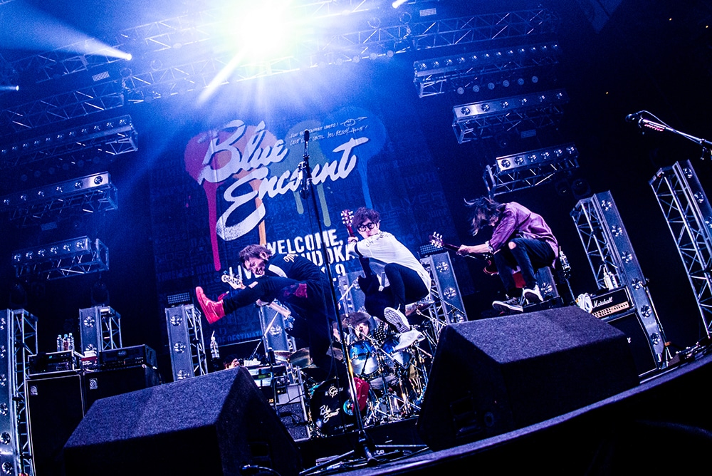 BLUE ENCOUNT「LIVER'S 武道館」の様子。（撮影：浜野カズシ）