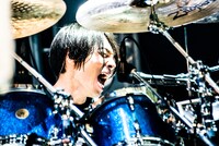 高村佳秀（Dr）（撮影：浜野カズシ）