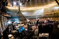 BLUE ENCOUNT「LIVER'S 武道館」の様子。（撮影：浜野カズシ）