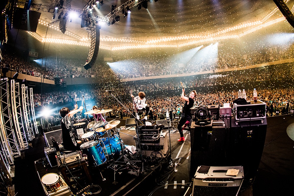 BLUE ENCOUNT「LIVER'S 武道館」の様子。（撮影：浜野カズシ）