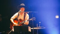 人気画像9位は「SEKAI NO OWARI、カバー曲も披露した初のアコースティックライブ」より、Nakajin（G)。（撮影：上山陽介）