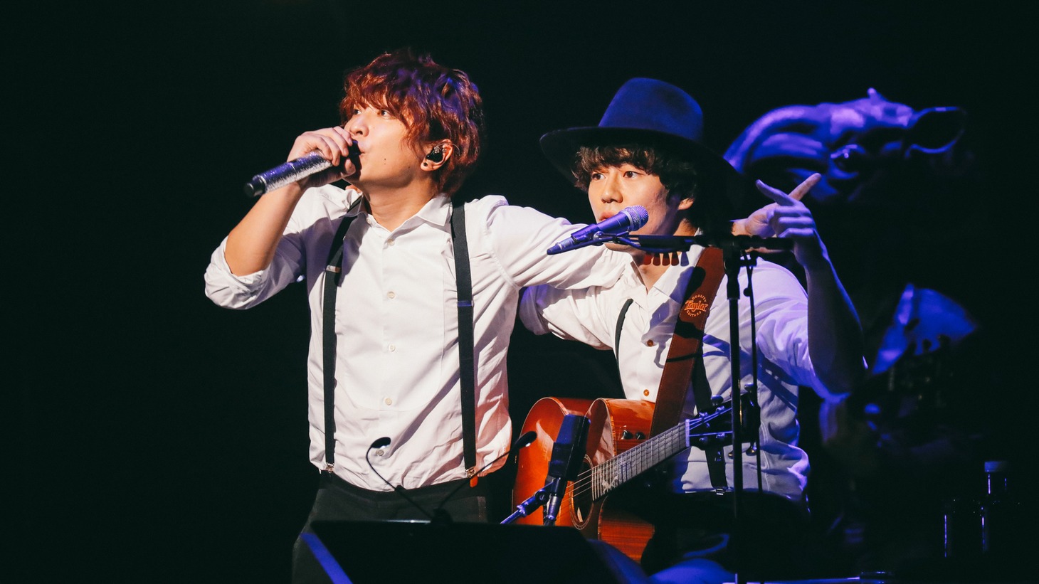 人気画像8位は「SEKAI NO OWARI、カバー曲も披露した初のアコースティックライブ」より、左からFukase（Vo, G）、Nakajin（G)。（撮影：上山陽介）