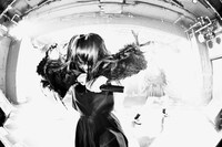 「AROUND THE WORLD」掲載カット