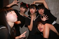 「AROUND THE WORLD」掲載カット