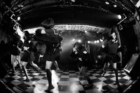 「AROUND THE WORLD」掲載カット