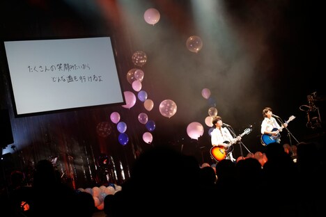 「おもいでくれよん」のパフォーマンスの様子。（撮影：埼玉泰史 / ハヤシサトル）