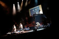 「またたび」でのライブペインティングの様子。（撮影：埼玉泰史 / ハヤシサトル）