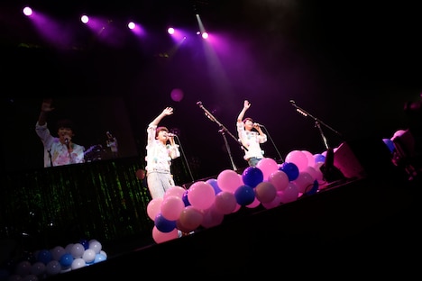 「元気を出して」のパフォーマンスの様子。（撮影：埼玉泰史 / ハヤシサトル）