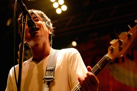 Keisaku “Sit” Matsu-ura（Vo, B）（撮影：半田安政[Showcase]）