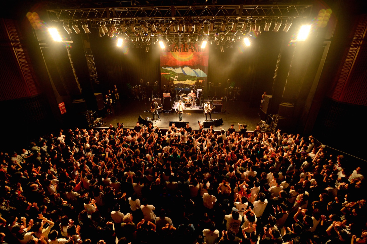 COUNTRY YARD「COLORS TOUR FINAL “BROTHERHOOD ONEMAN”」の様子。（撮影：半田安政[Showcase]）