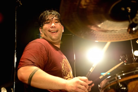 Taihei Sakagami（Dr）（撮影：半田安政[Showcase]）