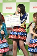 自身が出演したいCMを発表する松岡菜摘（HKT48）。