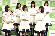 欅坂46。下段左から平手友梨奈、志田愛佳、菅井友香。上段左から鈴本美愉、渡辺梨加、渡邉理佐。
