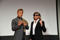 左からオカダ・カズチカ、ケニー・オメガ。