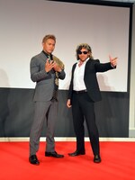 左からオカダ・カズチカ、ケニー・オメガ。2人は「WRESTLE KINGDOM 11 in 東京ドーム」のメインイベントでタイトルマッチを行う。