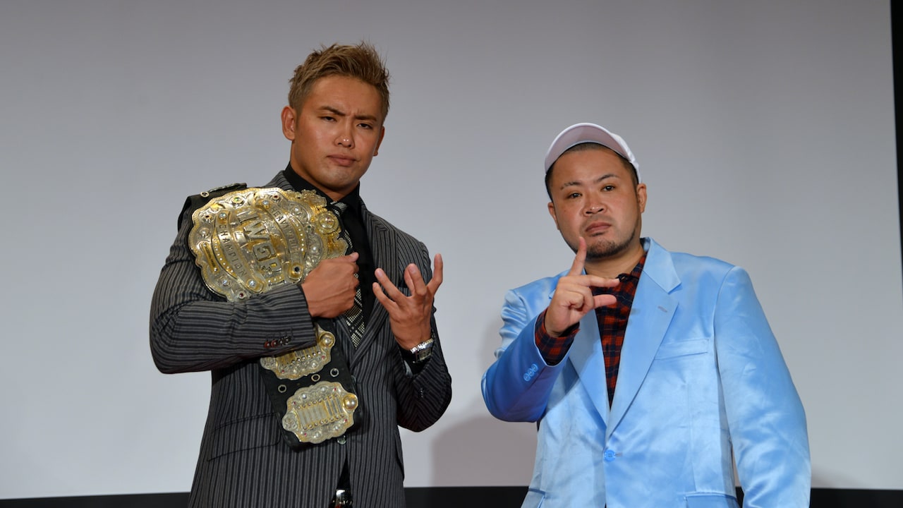 新日本プロレス「WRESTLE KINGDOM 11 in 東京ドーム」のメインイベントに出場するオカダ・カズチカ（左）と、同大会のテーマソングを担当するサイプレス上野。