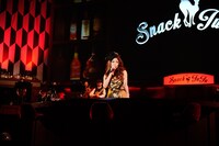 「-ジュジュ苑スペシャル- スナックJUJU」の様子。（Photo by Kayoko Yamamoto）