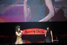 左からJUJU、萬田久子。 （Photo by Kayoko Yamamoto）