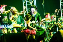 キッズダンサーたちと「She Don't Know How To Dance」をパフォーマンスするMIYAVI。