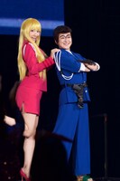 「こちら葛飾区亀有公園前派出所」の秋本麗子に扮した柏木由紀（左）と、両津勘吉に扮した伊豆田莉奈（右）。 (c)AKS