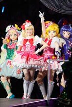 「魔法つかいプリキュア」のキュアミラクルのコスプレで登場した渡辺麻友（左から2人目）。 (c)AKS