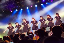 Ange☆Reve「渡辺くるみ・音咲セリナバースデーライブ2016～くるせりBRAVE Challenge」東京・新宿BLAZE公演の様子。（写真提供：ポニーキャニオン）