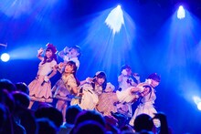 Ange☆Reve「渡辺くるみ・音咲セリナバースデーライブ2016～くるせりBRAVE Challenge」東京・新宿BLAZE公演の様子。（写真提供：ポニーキャニオン）