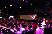 BAND-MAID「『Brand New MAID』Release Tour World Series」メキシコ・SALA公演の様子。（写真提供：日本クラウン）