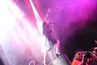 彩姫（Vo）（写真提供：日本クラウン）