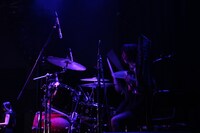 廣瀬茜（Dr）（写真提供：日本クラウン）