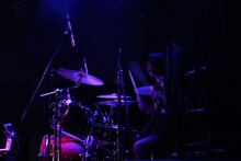 廣瀬茜（Dr）（写真提供：日本クラウン）