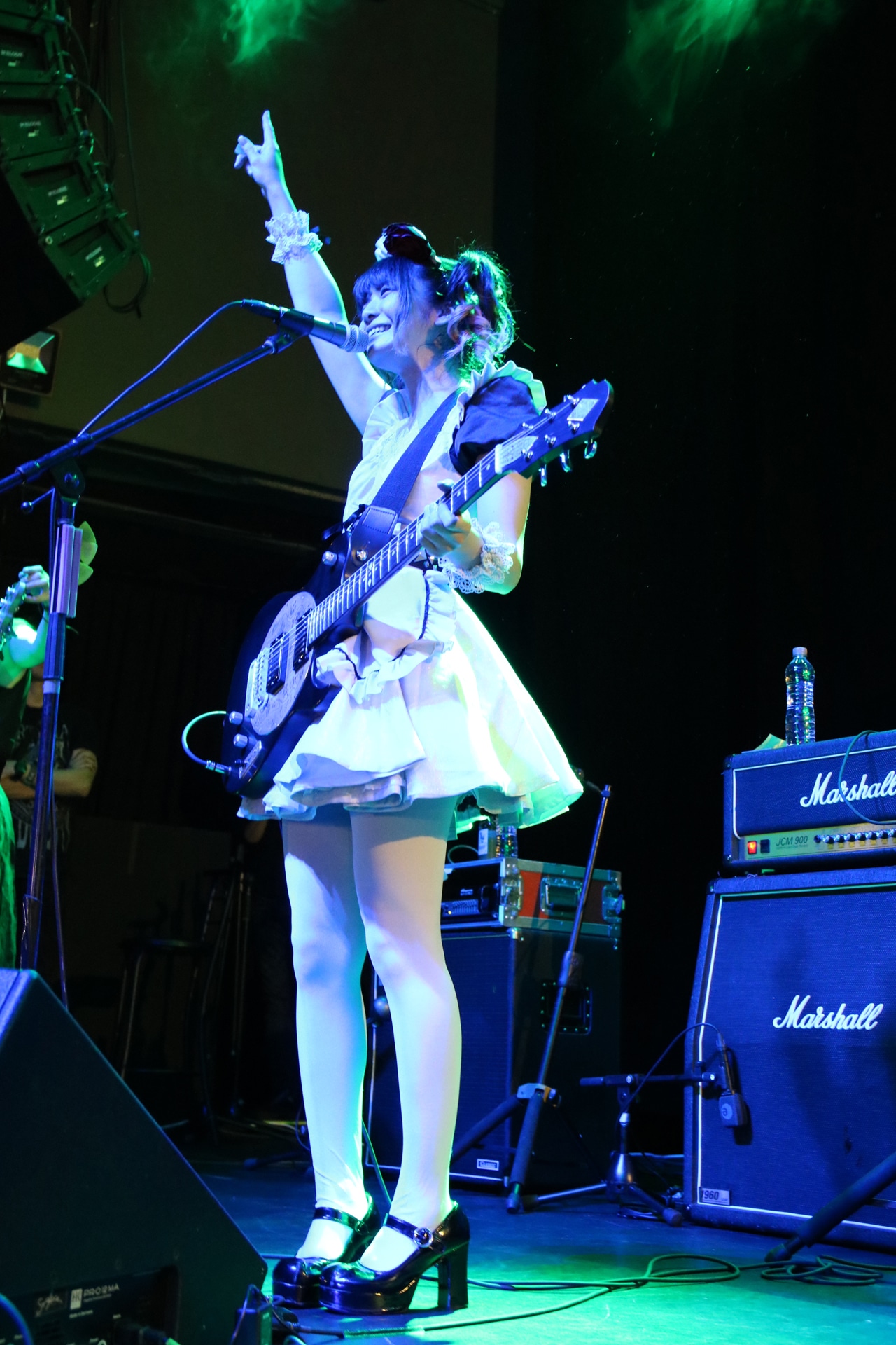 小鳩ミク（G, Vo）（写真提供：日本クラウン）