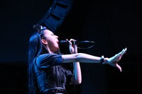 彩姫（Vo）（写真提供：日本クラウン）