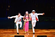 C&Kと五十嵐舞香。（写真提供：EMI Records）