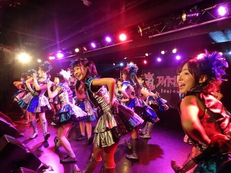 アイドルカレッジによるライブの様子。