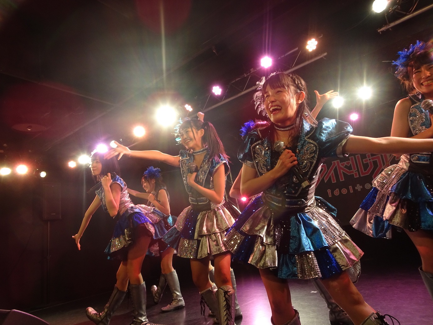 アイドルカレッジによるライブの様子。