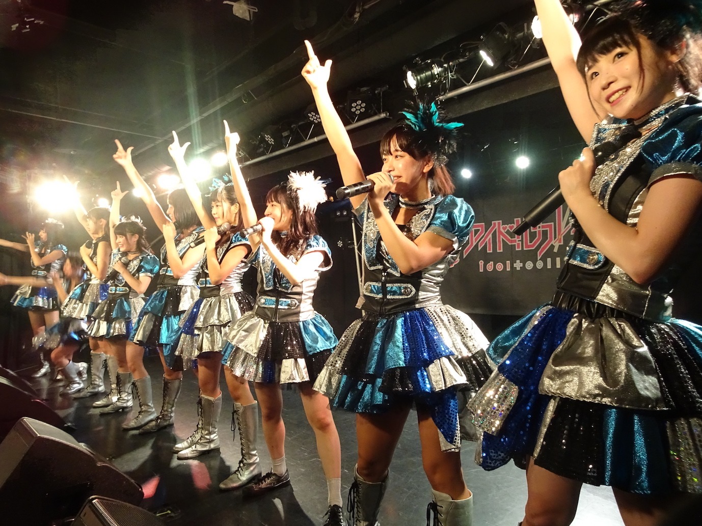 アイドルカレッジによるライブの様子。