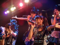 アイドルカレッジによるライブの様子。