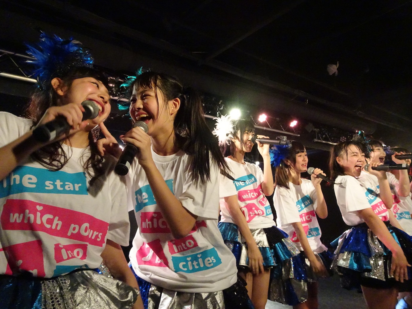 アイドルカレッジによるライブの様子。