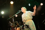 真城めぐみ(Vo)(撮影:柴田恵理)