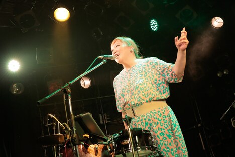 真城めぐみ(Vo)(撮影:柴田恵理)
