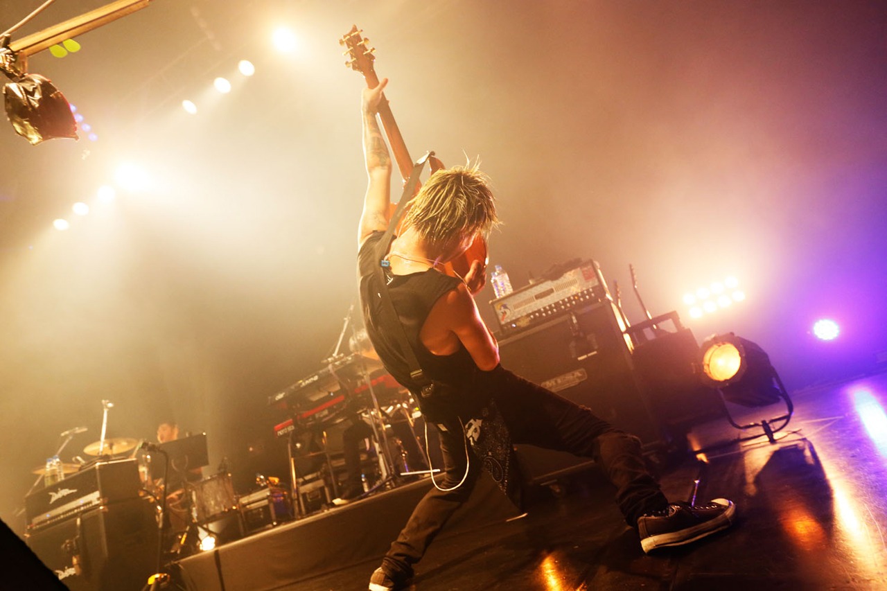 the HIATUS写真集「Hands Of Gravity Tour On the Show.」掲載写真
