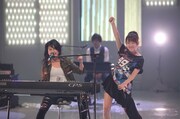 岸谷香と高橋みなみ。(c)フジテレビ