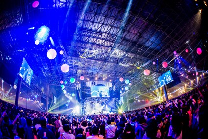 「HAPPY SWING 20th Anniversary SPECIAL LIVE ～We▽Happy Swing～ Vol.2」の模様。