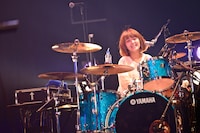 ハットリクミコ（Dr, Vo）（撮影：佐藤広理）