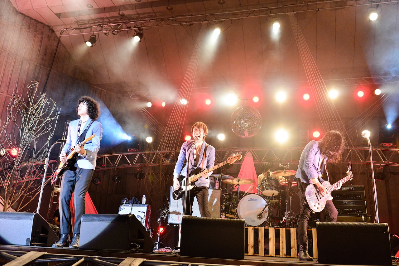 今年7月に東京・日比谷野外大音楽堂で行われたワンマンライブ「SHOUT OUT LOUD！」の様子。