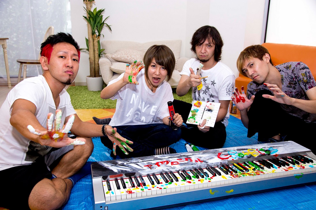 キーボードをペイントするI-RabBits。（写真提供：illustrate Records）