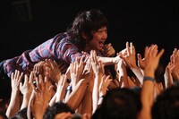 クラウドサーフでステージに向かう柴田隆浩（Vo, G）。（撮影：岩佐篤樹）