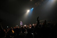 オーディエンスの頭上に立ち“手紙”を読み上げる柴田隆浩。（撮影：岩佐篤樹）